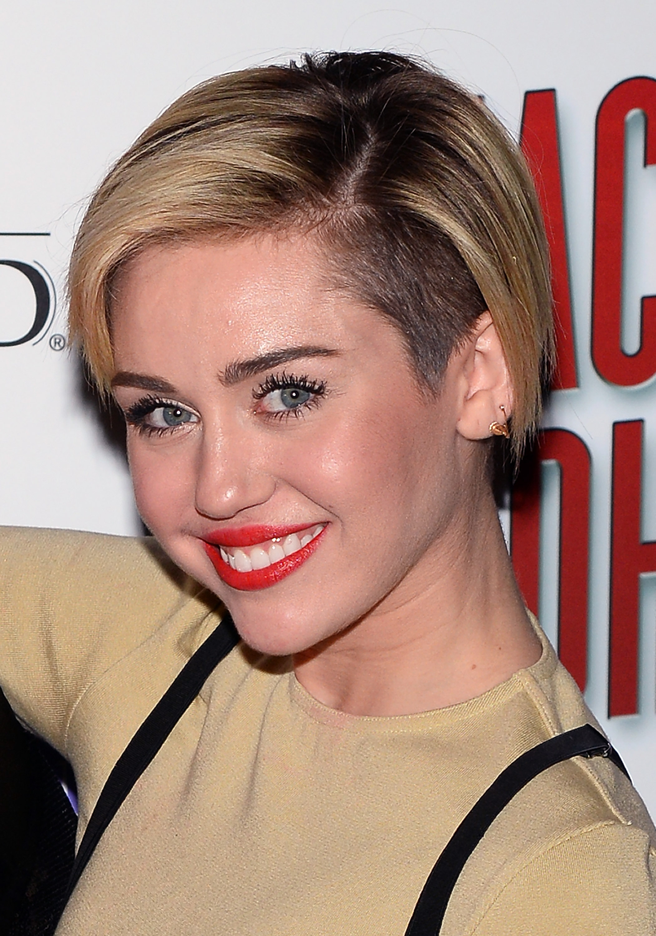 Miley Cyrus Grows Out Her Pixie Haircut StyleCaster   459575277 