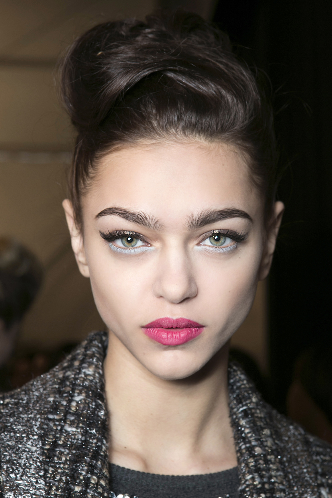 What To Wear With Bright Pink Lipstick