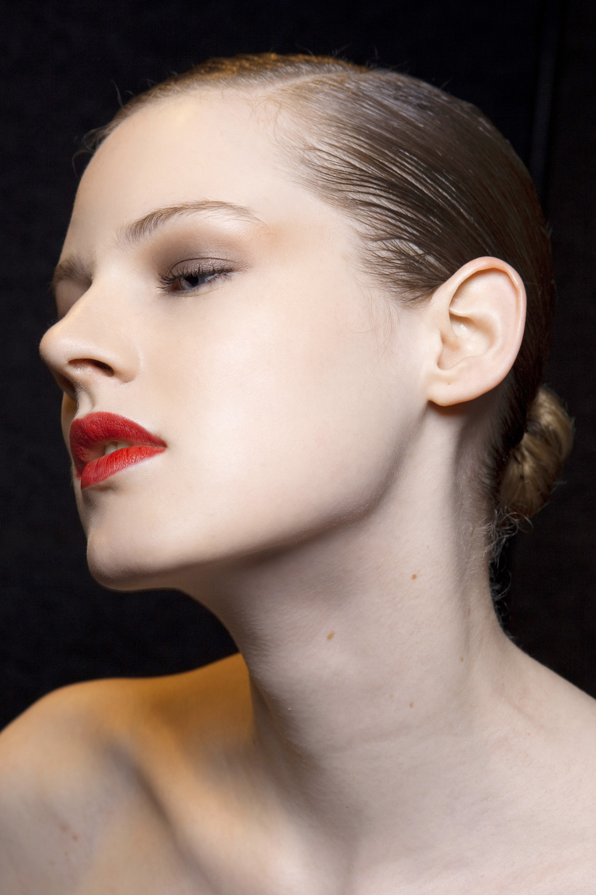 how-to-get-a-defined-jawline-with-makeup-stylecaster